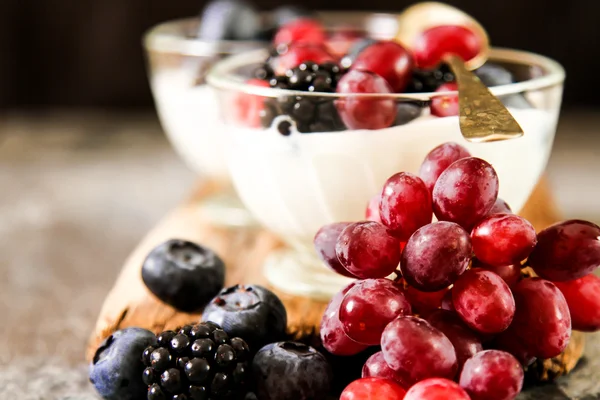 Servire yogurt bianco con mirtilli freschi interi — Foto Stock