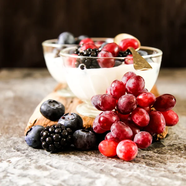 Służąc białego jogurtu z całego jagody świeże — Zdjęcie stockowe
