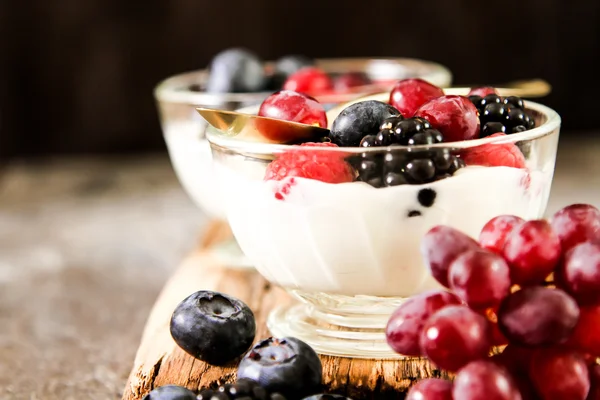 Bütün taze yaban mersini ile beyaz yoğurt hizmet 