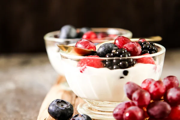 Servire yogurt bianco con mirtilli freschi interi — Foto Stock