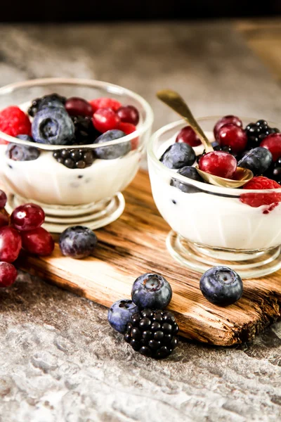 Servire yogurt bianco con mirtilli freschi interi — Foto Stock