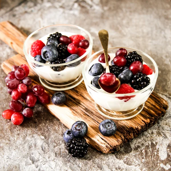 Servire yogurt bianco con mirtilli freschi interi — Foto Stock