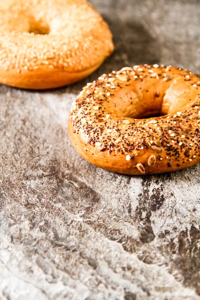 Bir taş zemin üzerine taze simit