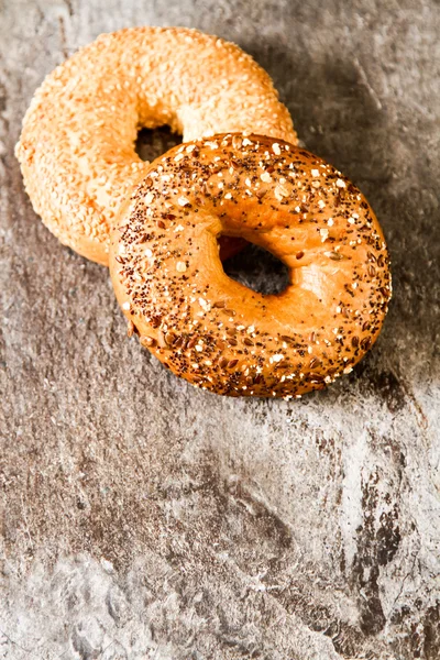 Bir taş zemin üzerine taze simit