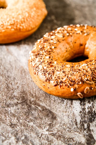 Bir taş zemin üzerine taze simit