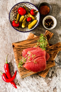 Biber ve salatalık ile ahşap bir gemide orkinos biftek