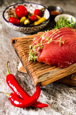 Biber ve salatalık ile ahşap bir gemide orkinos biftek