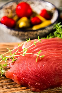 Biber ve salatalık ile ahşap bir gemide orkinos biftek