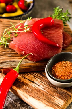 Biber ve salatalık ile ahşap bir gemide orkinos biftek