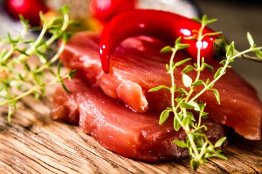 Biber ve salatalık ile ahşap bir gemide orkinos biftek