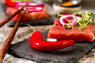 Japon yemekleri. Tuna biftek mutfak tahtası ile biber ve cu