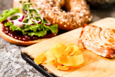 evde marul ve sos ile yapılan vegan simit