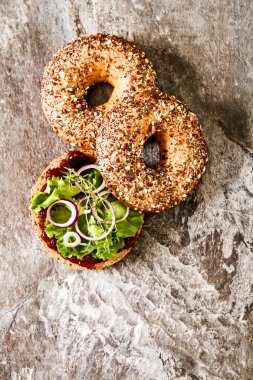 evde marul ve sos ile yapılan vegan simit