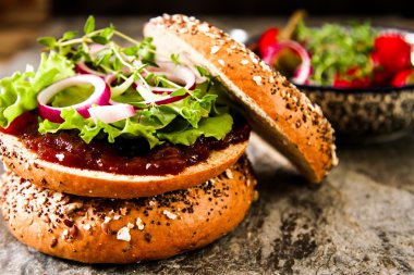 evde marul ve sos ile yapılan vegan simit