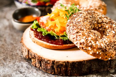 Ev yapımı ton balıklı sandviç (simit) marul ve sos ile