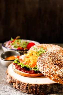 Ev yapımı ton balıklı sandviç (simit) marul ve sos ile