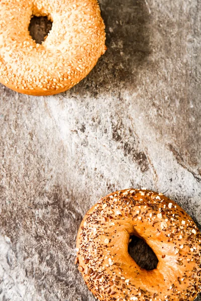 Bir taş zemin üzerine taze simit