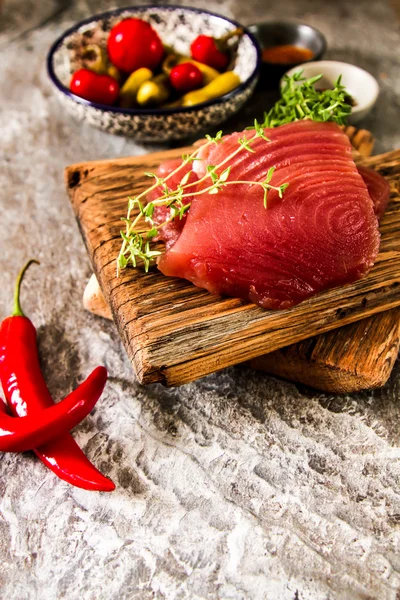 Tuńczyk stek na drewnianej desce z papryka i ogórek — Zdjęcie stockowe