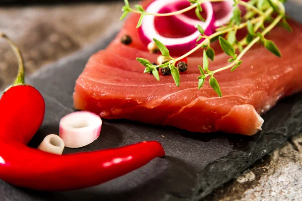 Comida japonesa. bifes de atum em uma placa de cozinha com pimenta e cu — Fotografia de Stock