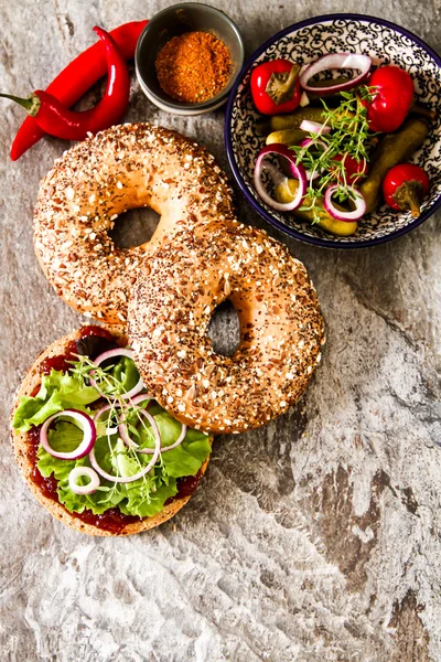 Veganer Bagel zu Hause mit Salat und Soße — Stockfoto