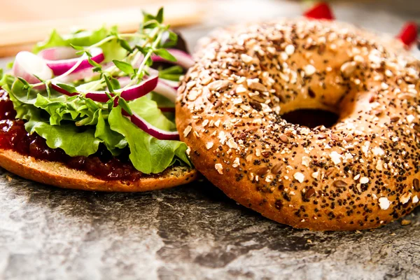 Rosquilla vegana hecha en casa con lechuga y salsa — Foto de Stock