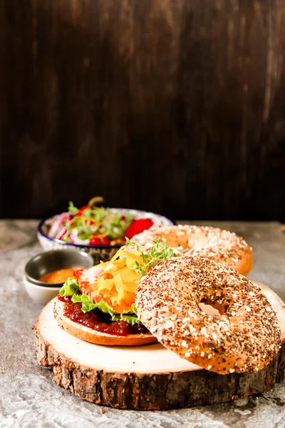 Hausgemachtes Thunfisch-Sandwich (Bagel) mit Salat und Sauce — Stockfoto