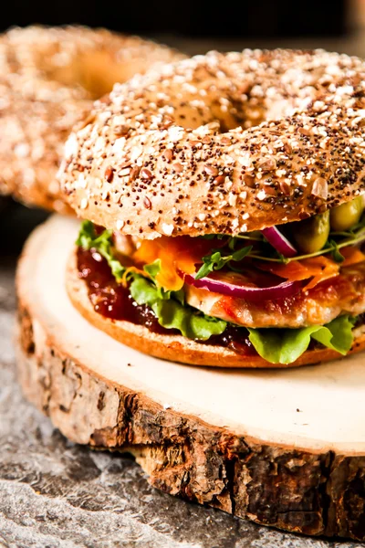 Hausgemachtes Thunfisch-Sandwich (Bagel) mit Salat und Sauce — Stockfoto