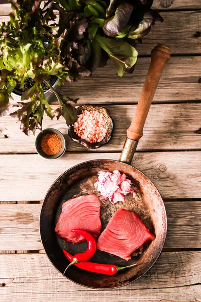 Stek z tuńczyka w patelni z chili — Zdjęcie stockowe
