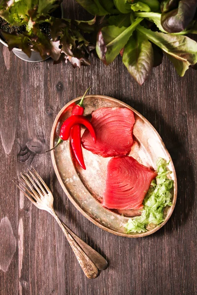 Tuńczyk stek na talerzu z papryką chili — Zdjęcie stockowe