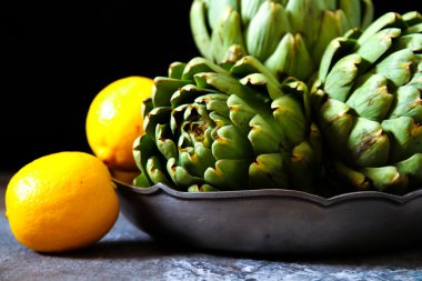 limon rustik ahşap zemin üzerine taze enginar