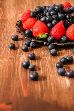 yaban mersini ve çilek plaka ve taş zemin üzerine