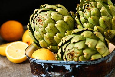 limon fırında rustik ahşap zemin üzerine taze enginar