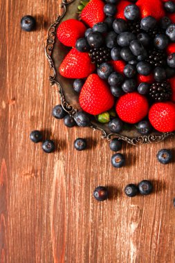 yaban mersini ve çilek plaka ve taş zemin üzerine