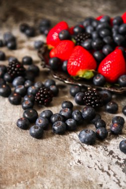 yaban mersini ve çilek plaka ve taş zemin üzerine