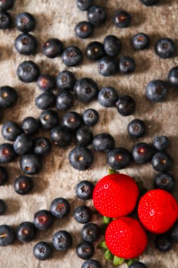 yaban mersini ve çilek plaka ve taş zemin üzerine