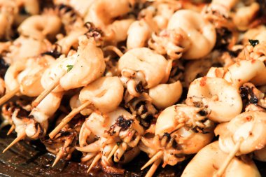 lezzetli deniz ürünleri bir sopa üzerinde ızgara. sokak gıda