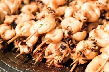 lezzetli deniz ürünleri bir sopa üzerinde ızgara. sokak gıda