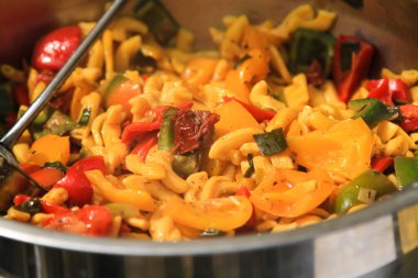 sokakta pişmiş sebze ile makarna