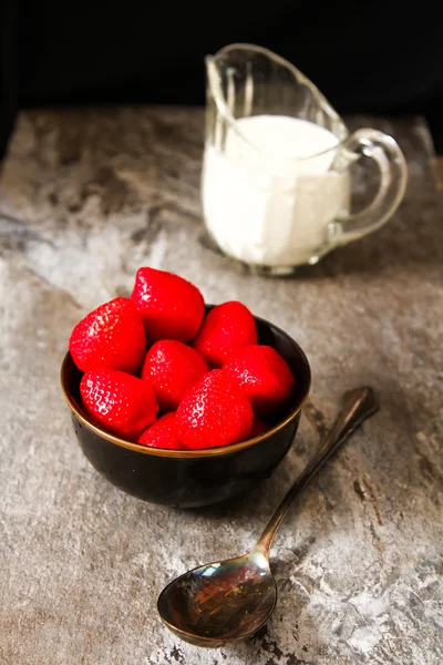 Mirtilli e fragole su fondo piatto e pietra — Foto Stock