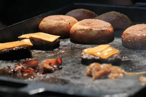 Comida callejera. hamburguesa con ensalada y carne, comida rápida —  Fotos de Stock