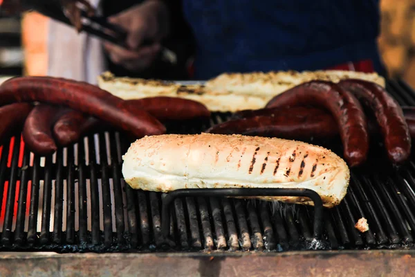 Straatvoedsel. hamburger met sla en vlees, fastfood — Stockfoto