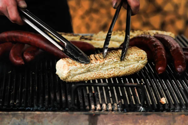 Cibo di strada. hamburger con insalata e carne, fast food — Foto Stock