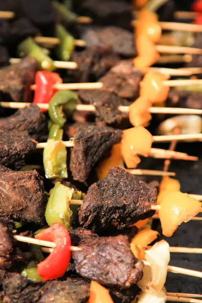 Comida callejera. pinchos de carne en un pincho, comida rápida —  Fotos de Stock