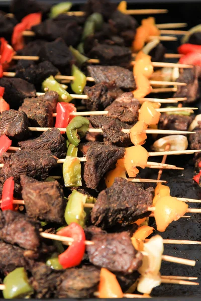 Nourriture de rue. brochettes de viande sur une brochette, fast food — Photo