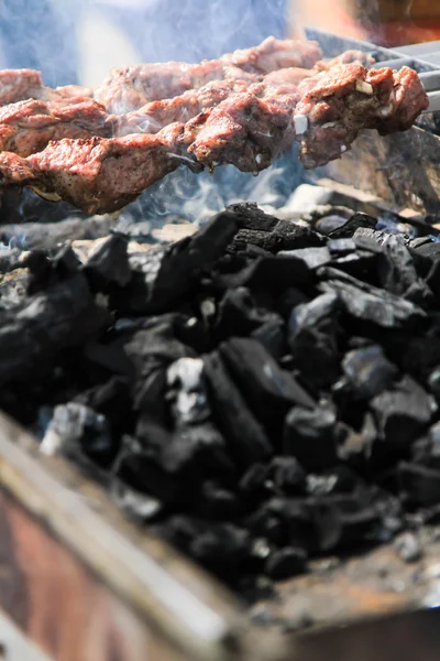 Comida callejera. pinchos de carne en un pincho, comida rápida —  Fotos de Stock