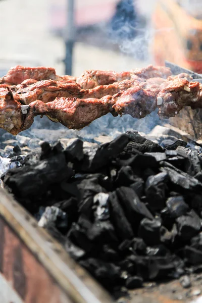 屋台の食べ物。串は、ファーストフードの肉の串焼き — ストック写真