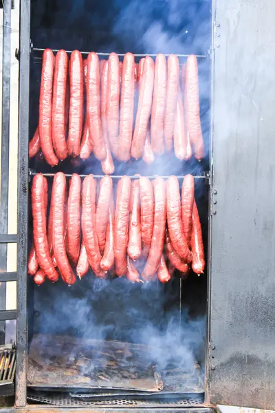 Geleneksel yemekleri. Yerli duman içinde asılı sosis et füme — Stok fotoğraf