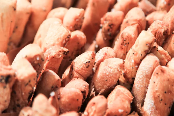 Palitos de pan crujientes con sal y romero fresco a bordo oscuro . — Foto de Stock