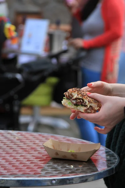 Comida callejera. hamburguesa con ensalada y carne, comida rápida —  Fotos de Stock