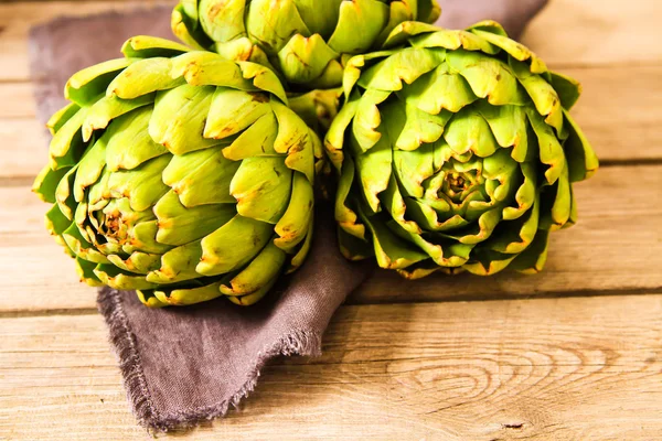 limon, weighe rustik ahşap zemin üzerine taze enginar